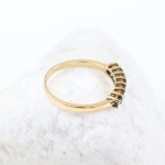 Anillo media alianza de 7 esmeraldas en oro amarillo de 18K – 0,56 ct