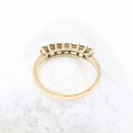 Anillo media alianza de 7 esmeraldas en oro amarillo de 18K – 0,56 ct