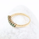 Anillo media alianza de 7 esmeraldas en oro amarillo de 18K – 0,56 ct