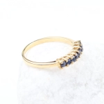 Anillo media alianza de 7 zafiros azules en oro amarillo de 18K – 0,56 ct