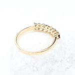 Anillo media alianza de 7 zafiros azules en oro amarillo de 18K – 0,56 ct