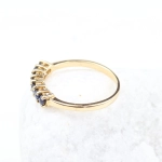 Anillo media alianza de 7 zafiros azules en oro amarillo de 18K – 0,56 ct