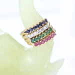 Conjunto de 4 anillos de diamantes, rubíes, esmeraldas y zafiros en oro amarillo de 18K