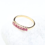 Conjunto de 4 anillos de diamantes, rubíes, esmeraldas y zafiros en oro amarillo de 18K