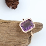 Anillo de amatista talla esmeralda y diamantes en oro rosa de 18K – 1,90 ct