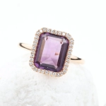 Anillo de amatista talla esmeralda y diamantes en oro rosa de 18K – 1,90 ct