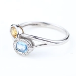 Anillo de espinela azul y cuarzo sintéticos con diamantes en oro blanco de 18K