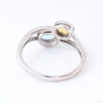 Anillo de espinela azul y cuarzo sintéticos con diamantes en oro blanco de 18K