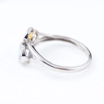 Anillo de espinela azul y cuarzo sintéticos con diamantes en oro blanco de 18K