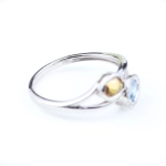 Anillo de espinela azul y cuarzo sintéticos con diamantes en oro blanco de 18K