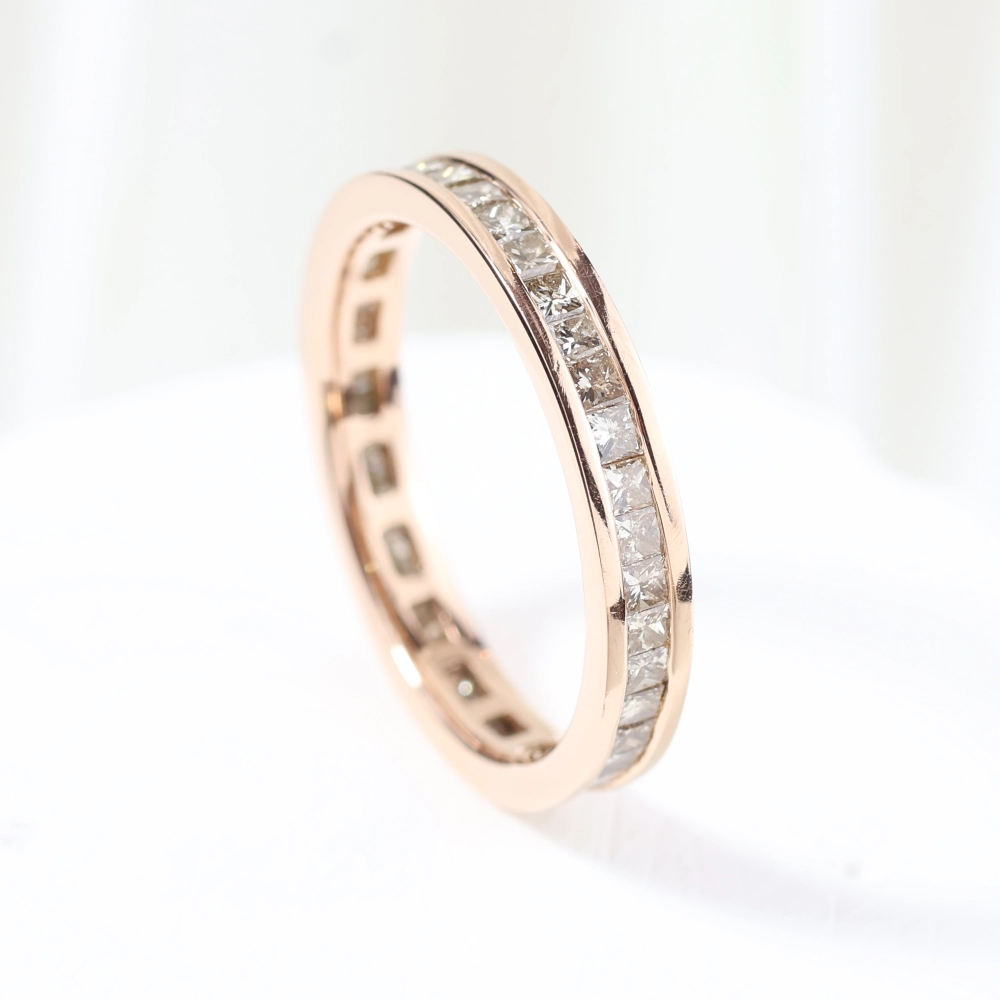 Alianza oro rosa con diamantes