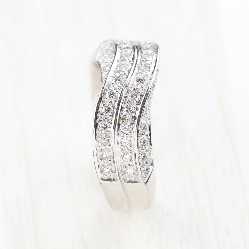 Anillo con diamantes en carril