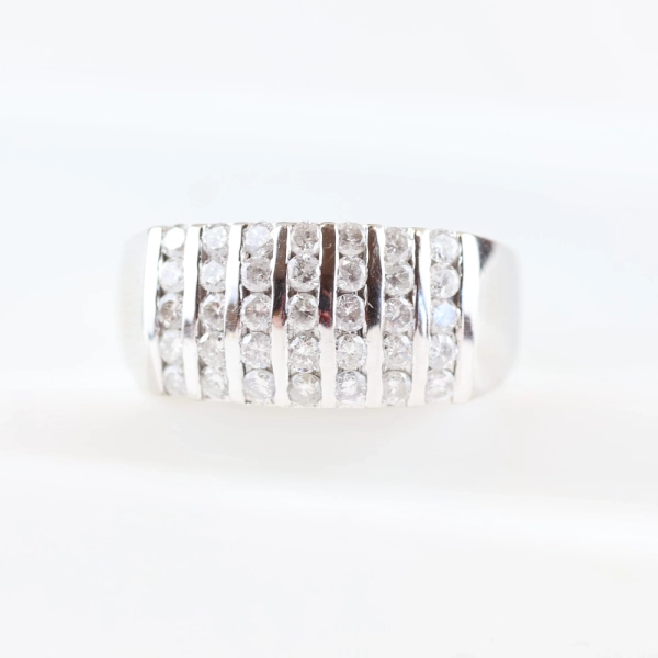 Anillo con diamantes en carril de oro blanco 18K