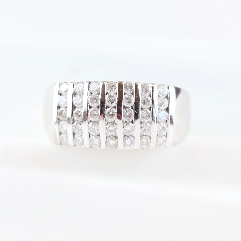 Anillo con diamantes en carril de oro blanco 18K