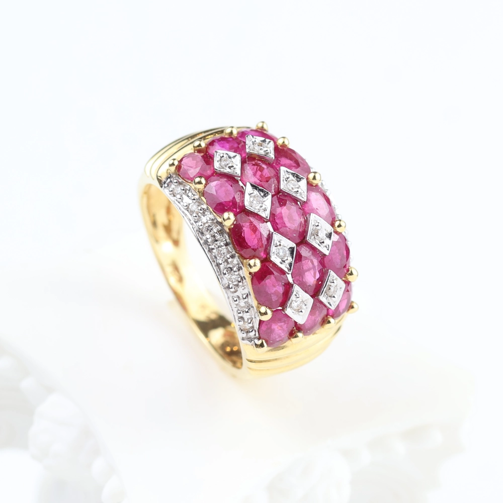 Anillo con diamantes y rubíes
