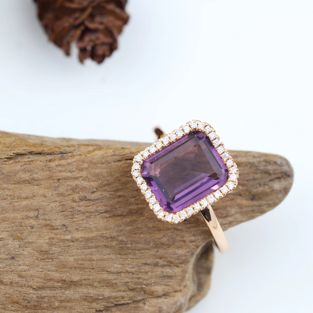 Anillo de amatista talla esmeralda y diamantes en oro rosa de 18K – 1,90 ct