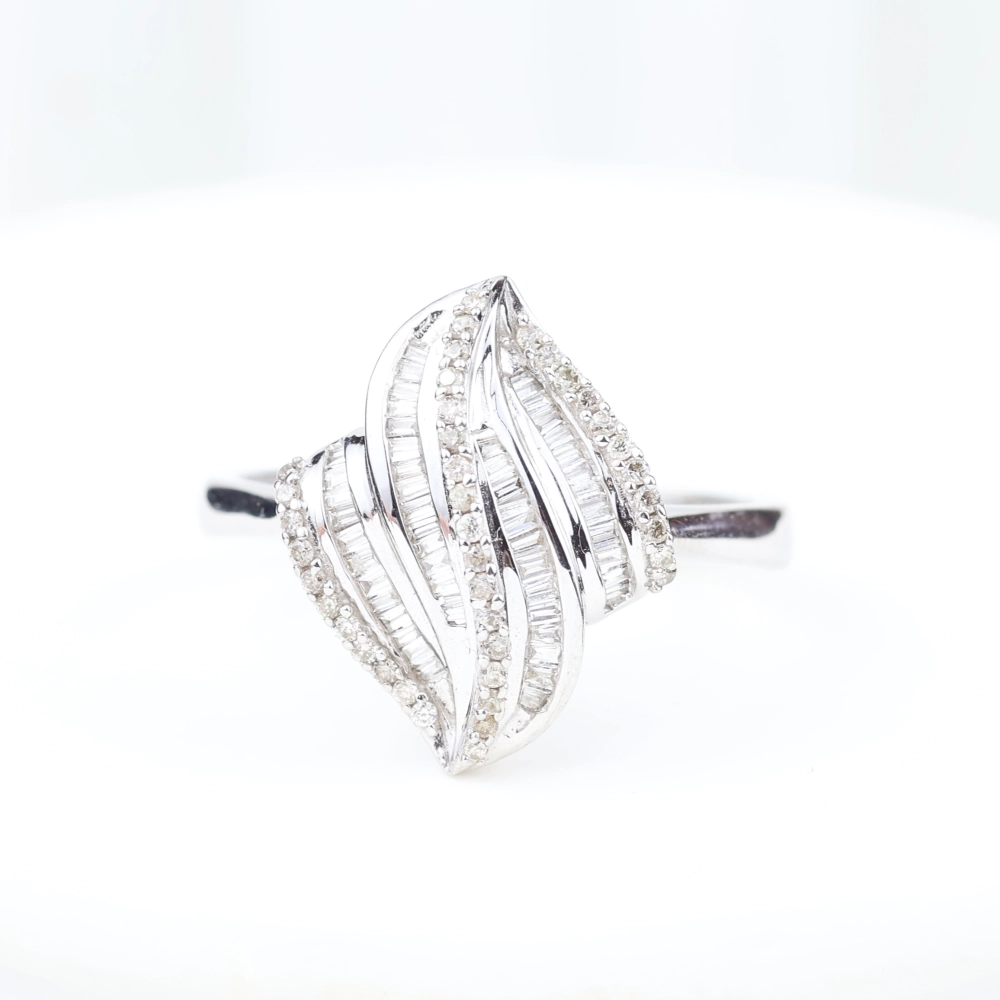 Anillo de diamantes baguette y brillantes certificado en oro blanco 18K