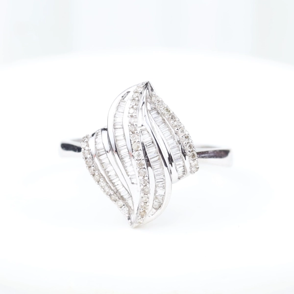 Anillo de diamantes baguette y brillantes en oro blanco 18K