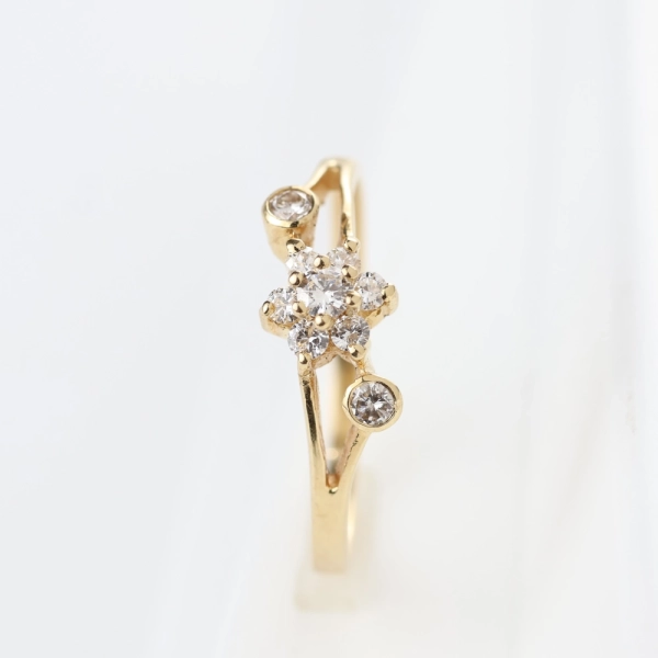Anillo de diamantes con roseta en oro amarillo 18K