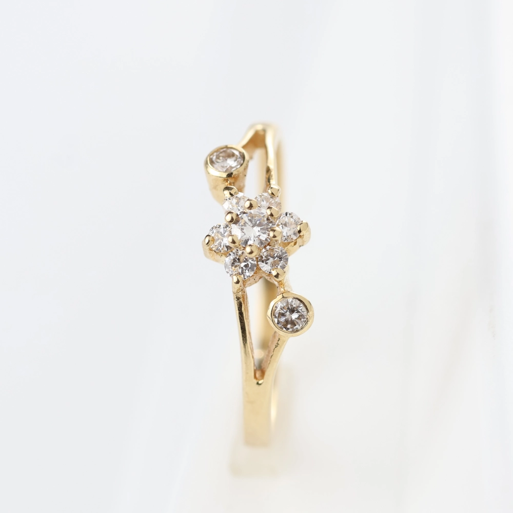 Anillo de diamantes con roseta en oro amarillo 18K
