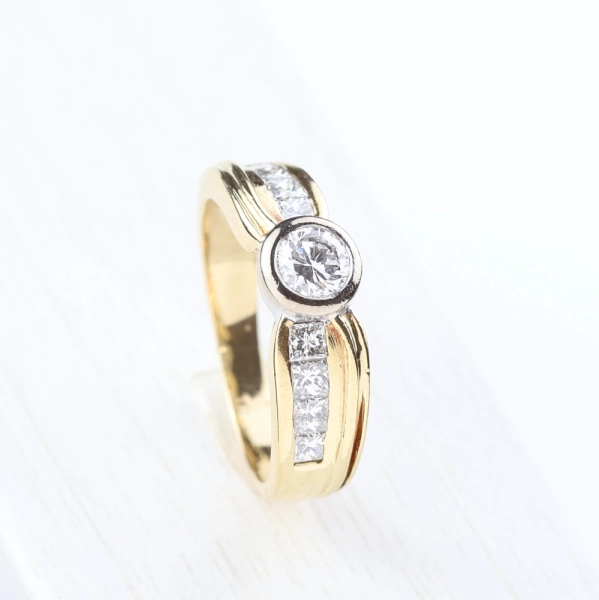 Anillo de diamantes en oro amarillo 18K con talla brillante y princesa