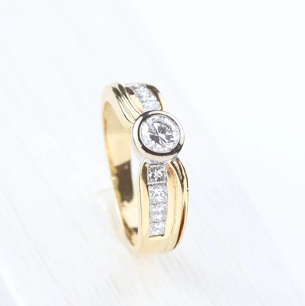 Anillo de diamantes en oro amarillo 18K con talla brillante y princesa