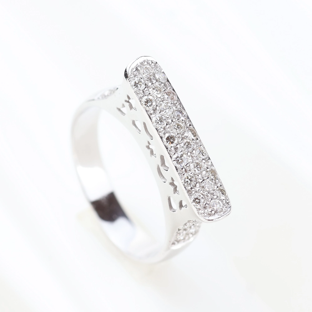 Anillo de diamantes en oro blanco 18K