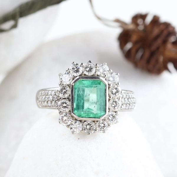 Anillo de esmeralda colombiana 1,51 ct y diamantes 1,25 ct en oro 18K