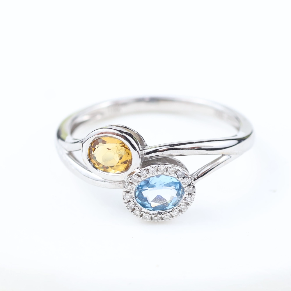 Anillo de espinela azul y cuarzo sintéticos con diamantes en oro blanco de 18K