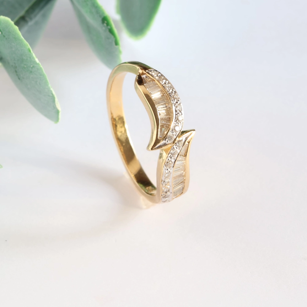 Anillo de oro amarillo 18K con diamantes talla baguette y brillante – 0,58 ct