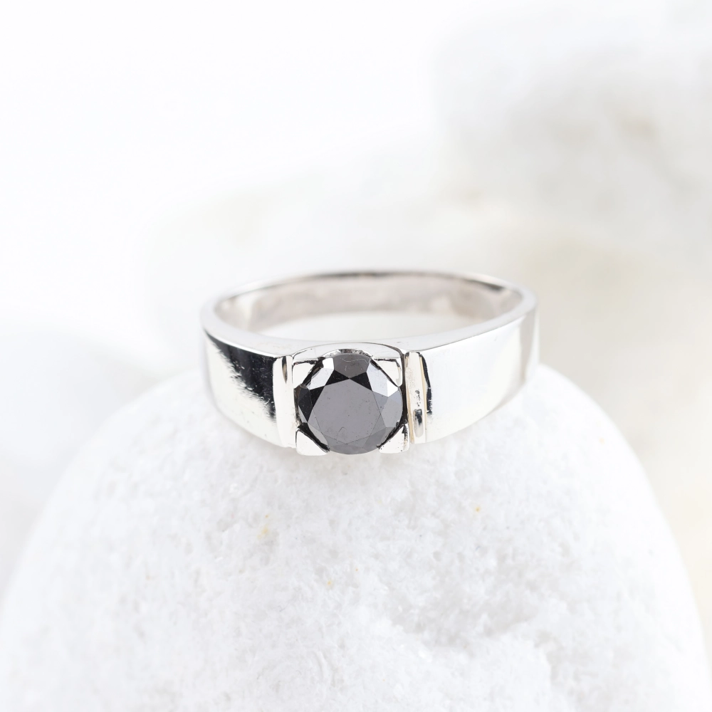 Anillo de oro blanco 18K con diamante negro natural 1,68 ct
