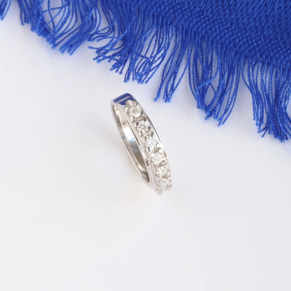 Anillo de oro blanco 18K con diamantes talla brillante en carril