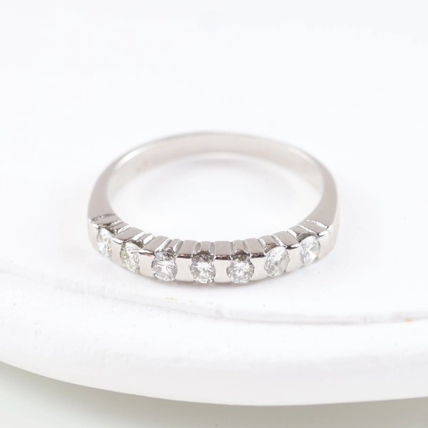 Anillo de oro blanco 18K con diamantes talla brillante en carril