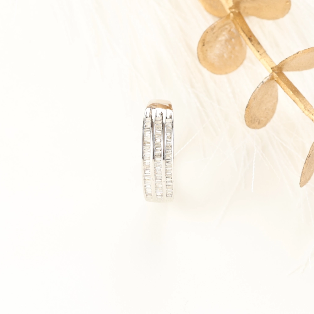 Anillo de oro blanco 18K con diamantes talla trapecio en carril – 0,30 ct