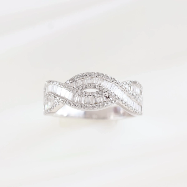 Anillo de oro blanco con ondas y diamantes talla brillante y baguette