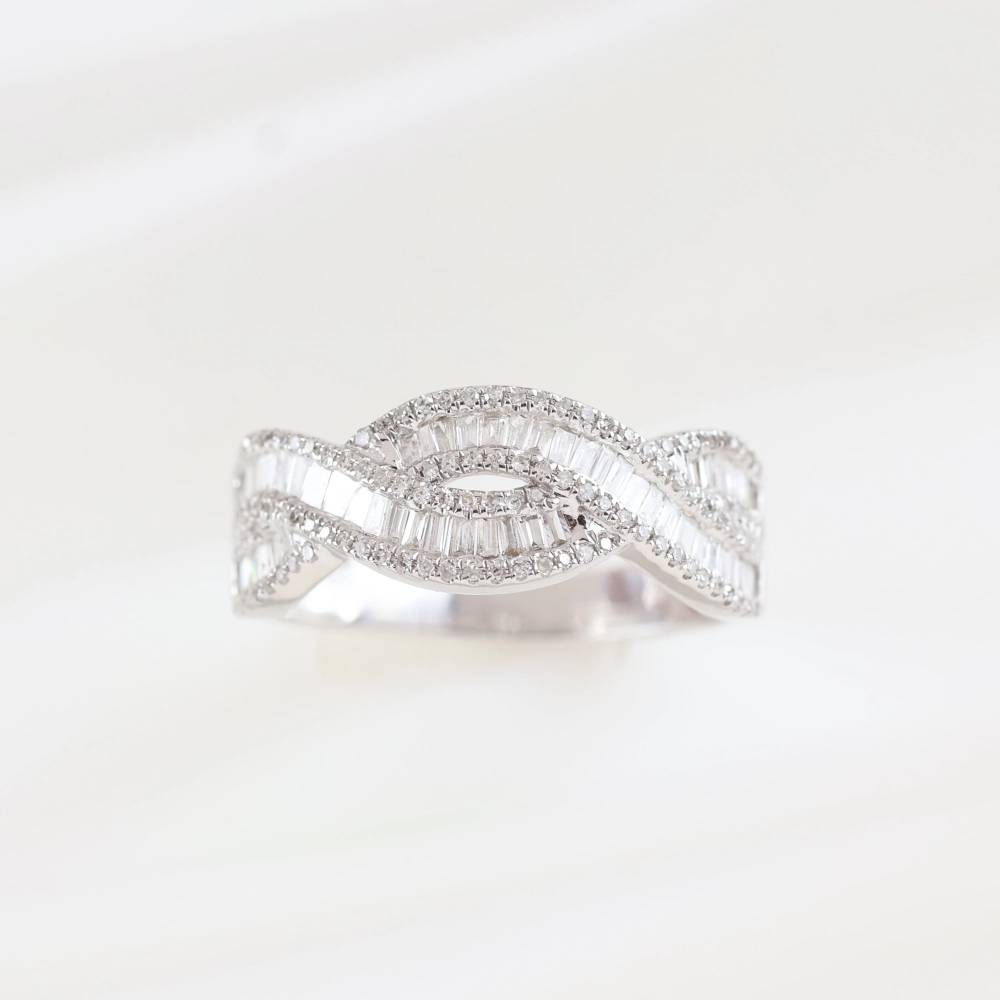 Anillo de oro blanco con ondas y diamantes talla brillante y baguette