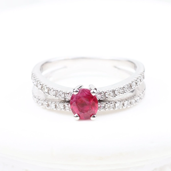 Anillo de rubí y diamantes en oro blanco 18K