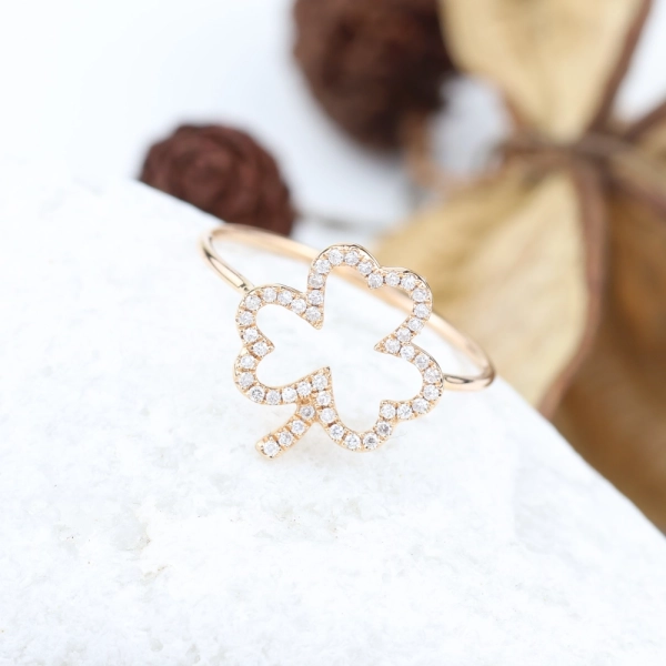 Anillo de trébol con diamantes en oro amarillo 18K – 0,22 ct