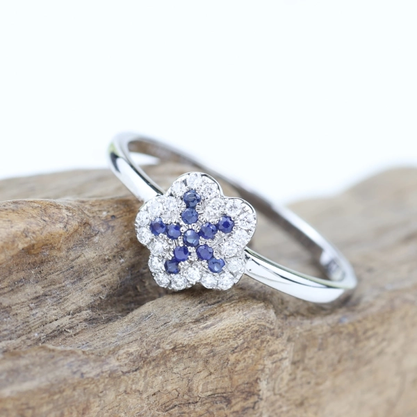Anillo de zafiros azules y diamantes en oro blanco 18K – Diseño floral