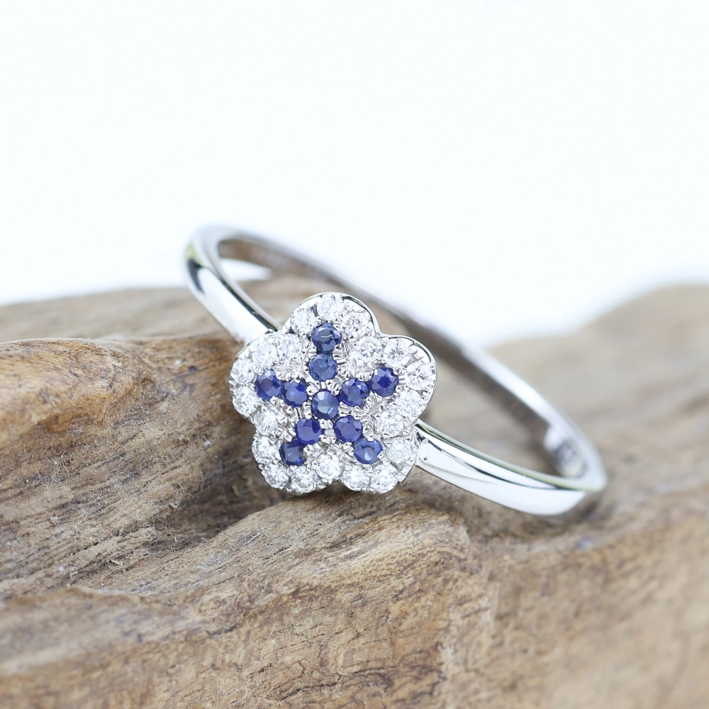 Anillo de zafiros azules y diamantes en oro blanco 18K – Diseño floral