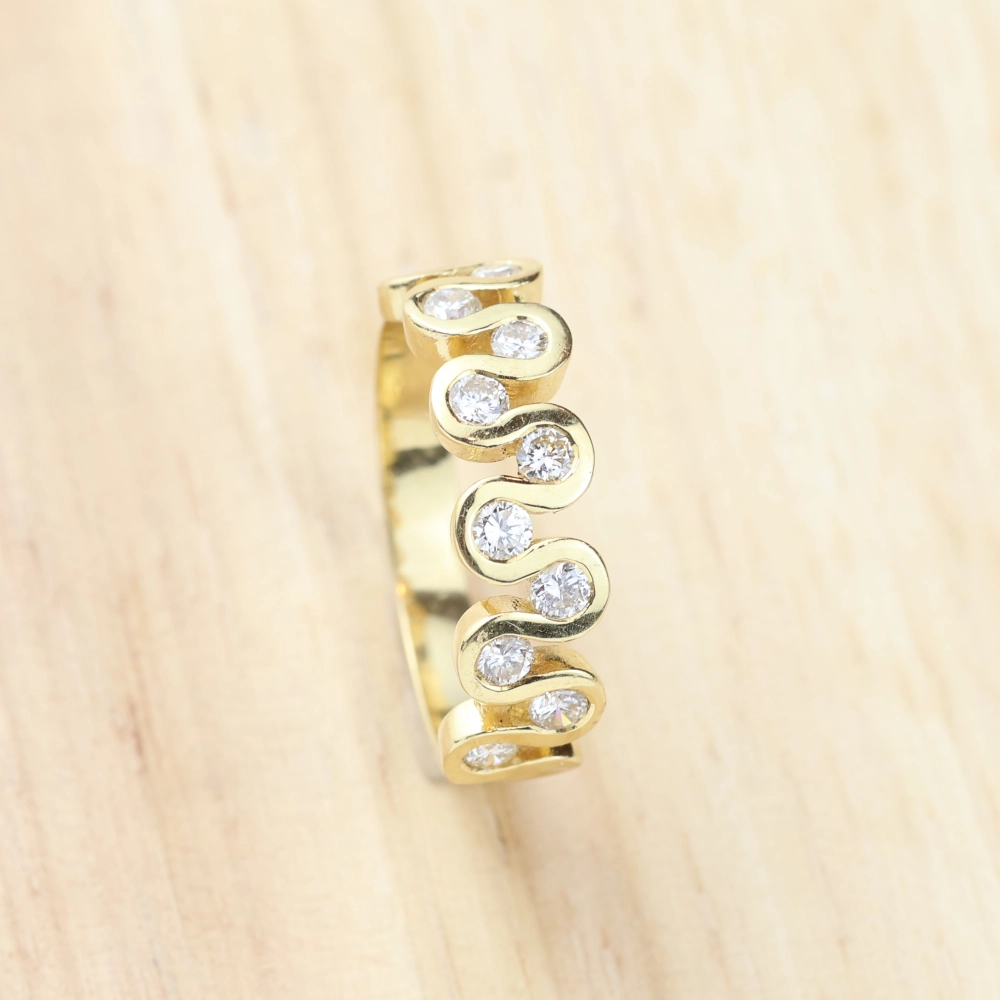 Anillo diamantes en carril