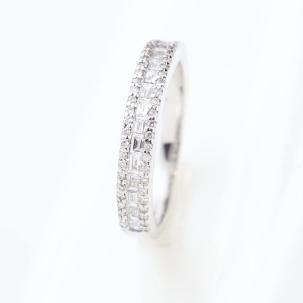 Anillo diamantes en carril