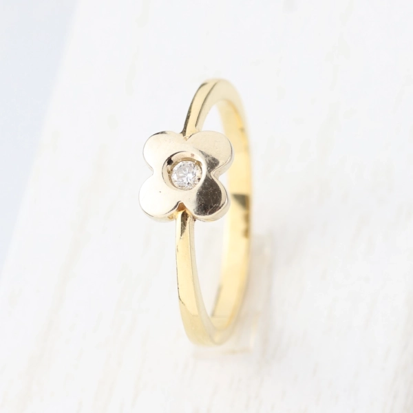 Anillo flor con diamante en oro amarillo 18K