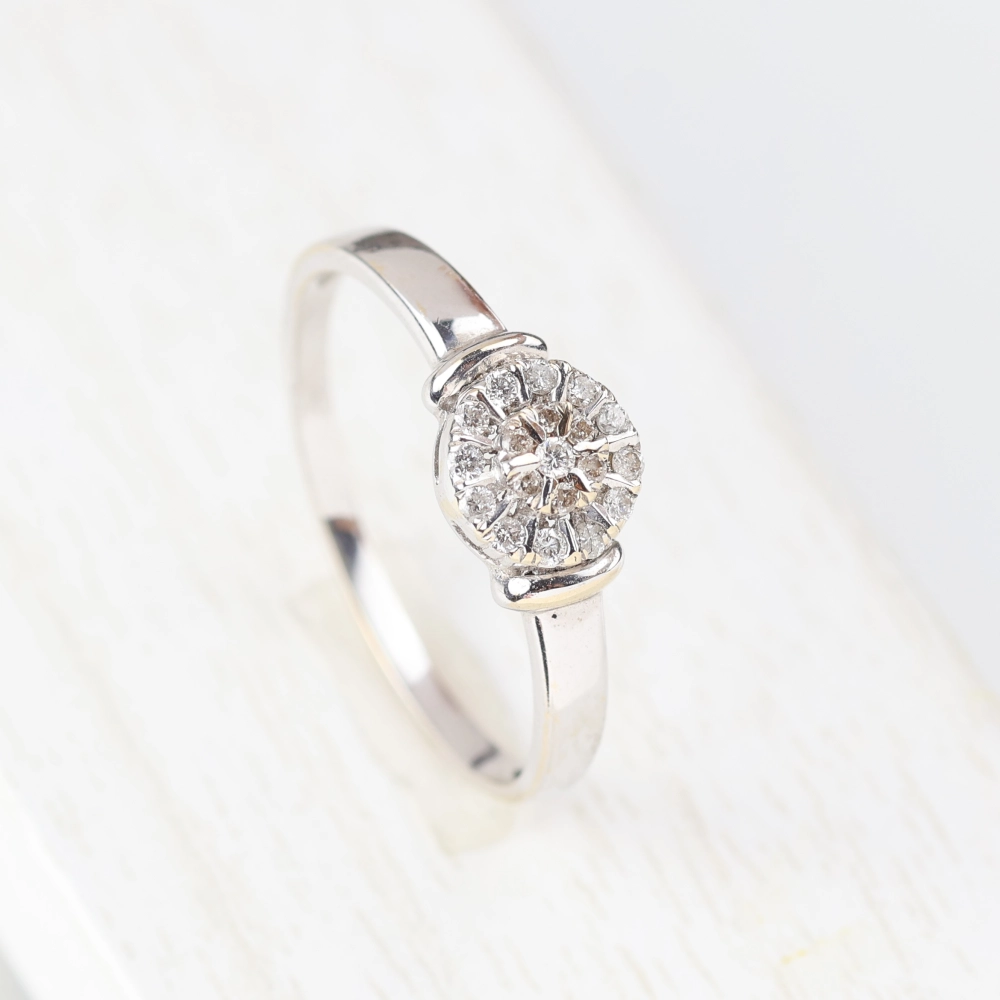 Anillo flor con diamantes en oro 18K