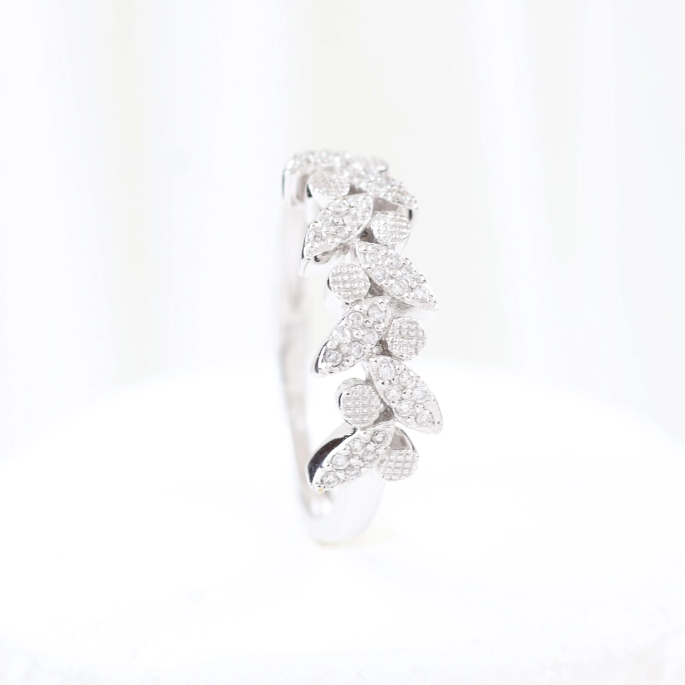 Anillo hojas con diamantes en oro blanco 18K