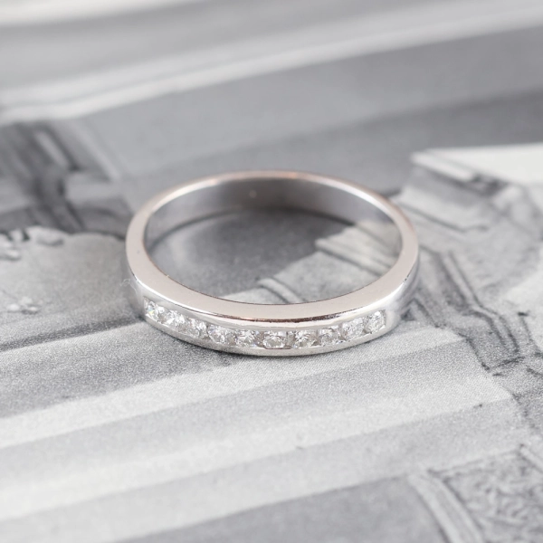 Anillo media alianza con diamantes en carril de oro blanco 18K