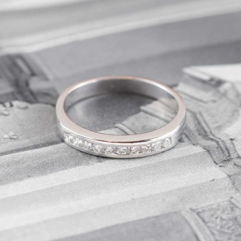 Anillo media alianza con diamantes en carril de oro blanco 18K