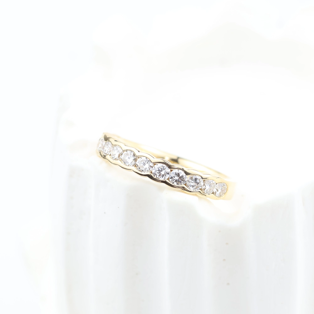 Anillo media alianza de 13 diamantes en oro amarillo 18K – 0,65 ct