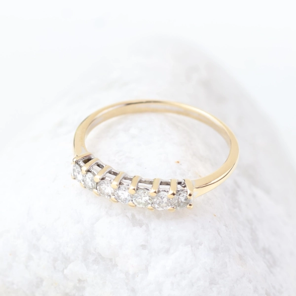 Anillo media alianza de 7 diamantes en oro amarillo de 18K – 0,35 ct