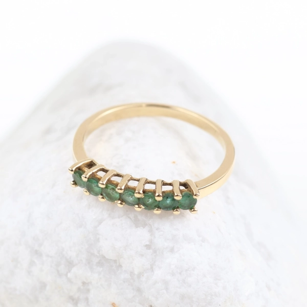 Anillo media alianza de 7 esmeraldas en oro amarillo de 18K – 0,56 ct